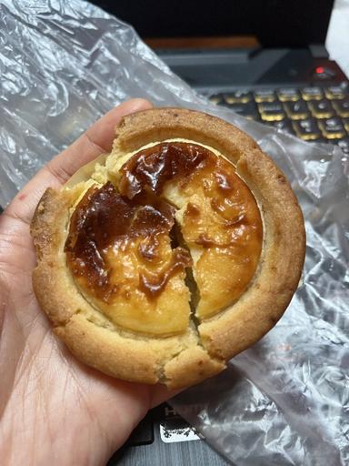 https://dgji3nicqfspr.cloudfront.net/KEBAYORAN_BARU/Bakery/Hokkaido_Baked_Cheese_Tart/Reviews/thumbnail/file_1713439427295.jpg