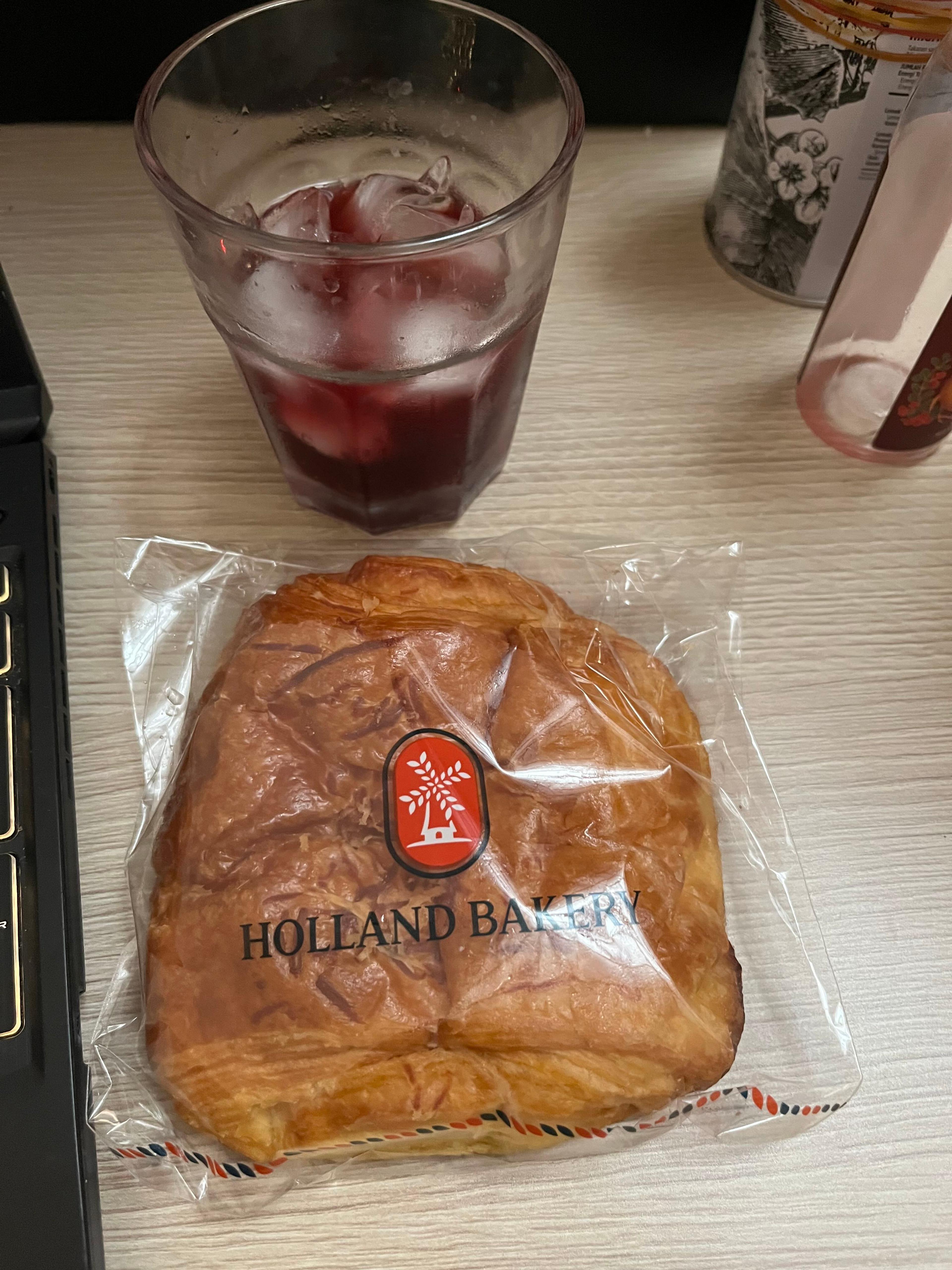 Holland Bakery - Radio Dalam review