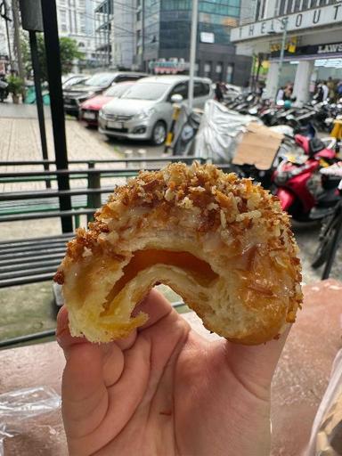 https://dgji3nicqfspr.cloudfront.net/KEBAYORAN_BARU/Bakery/Little_Salt_Bread/Reviews/thumbnail/uploadsuploads-thumb_1714629812122.jpg