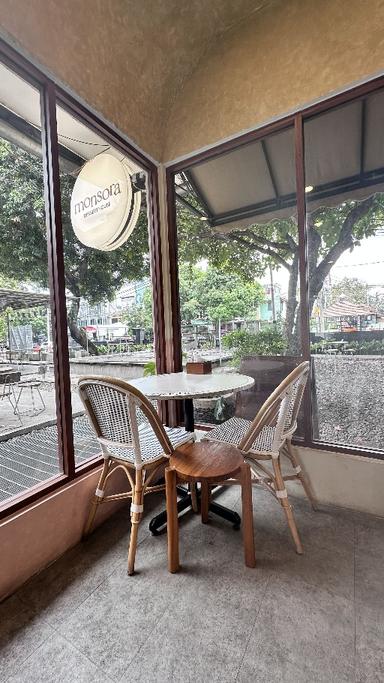 https://dgji3nicqfspr.cloudfront.net/KEBAYORAN_BARU/Bakery/Monsora_Dessert_House/Reviews/thumbnail/file_1708520765121.jpg