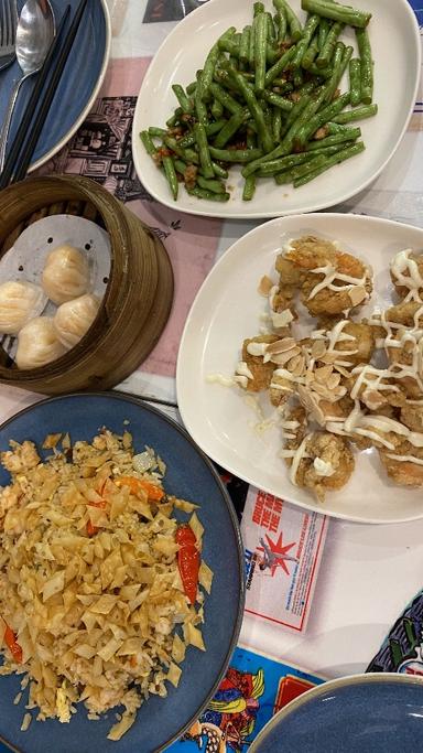 https://dgji3nicqfspr.cloudfront.net/KEBAYORAN_BARU/Chinese_Restaurant/Three_Uncles__Prapanca/Reviews/thumbnail/file_1712890554542.jpg