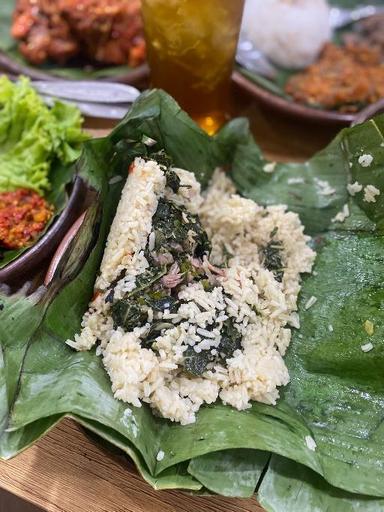 https://dgji3nicqfspr.cloudfront.net/KEBAYORAN_BARU/Restaurant/GLitik_Indonesian_Eatery/Reviews/thumbnail/uploadsuploads-thumb_1716062516870.jpg