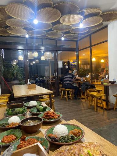 https://dgji3nicqfspr.cloudfront.net/KEBAYORAN_BARU/Restaurant/GLitik_Indonesian_Eatery/Reviews/thumbnail/uploadsuploads-thumb_1716062519124.jpg