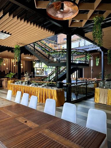 https://dgji3nicqfspr.cloudfront.net/KEBAYORAN_BARU/Restaurant/Kalia_Restaurant/Reviews/thumbnail/file_1712471998726.jpg