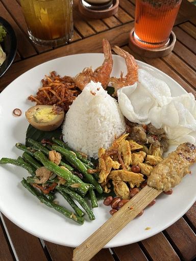 https://dgji3nicqfspr.cloudfront.net/KEBAYORAN_BARU/Restaurant/Kalia_Restaurant/Reviews/thumbnail/file_1712764850909.jpg