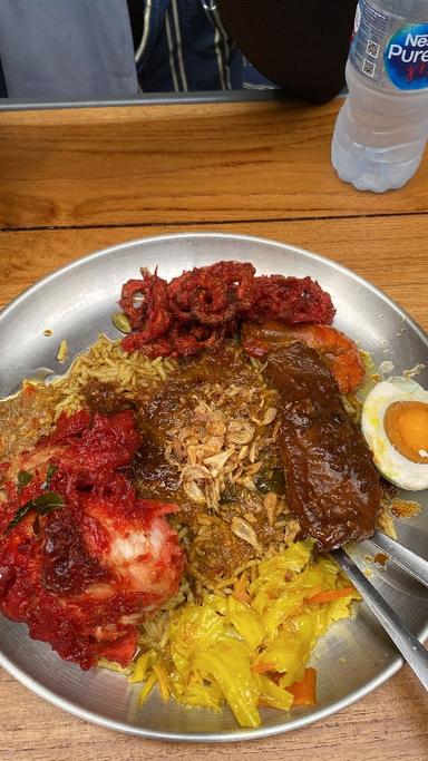 https://dgji3nicqfspr.cloudfront.net/KEBAYORAN_BARU/Restaurant/Kedai_Nasi_Kandar/Reviews/thumbnail/file_1706352993019.jpg