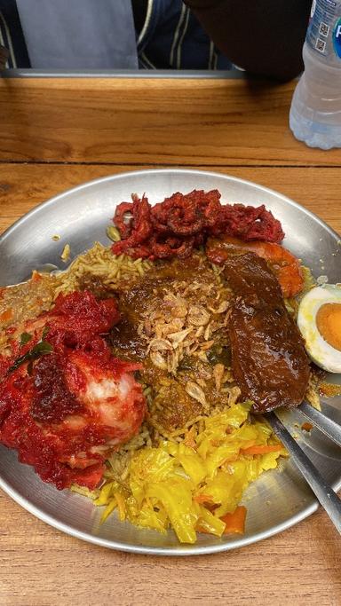 https://dgji3nicqfspr.cloudfront.net/KEBAYORAN_BARU/Restaurant/Kedai_Nasi_Kandar/Reviews/thumbnail/file_1706352994007.jpg