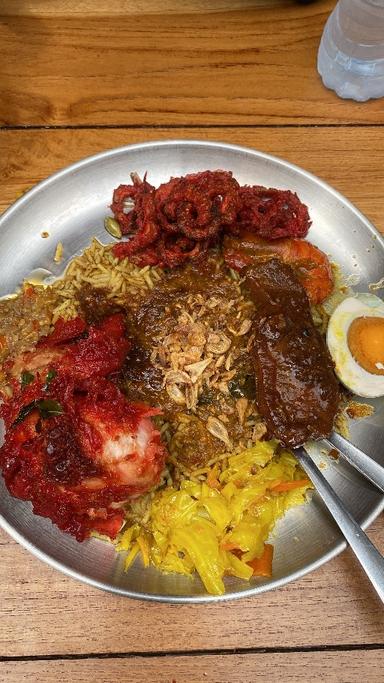 https://dgji3nicqfspr.cloudfront.net/KEBAYORAN_BARU/Restaurant/Kedai_Nasi_Kandar/Reviews/thumbnail/file_1706352995928.jpg