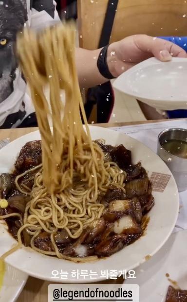 https://dgji3nicqfspr.cloudfront.net/KEBAYORAN_BARU/Restaurant/Legend_Of_Noodle__Senopati/Reviews/thumbnail/file_1711618150736.jpg