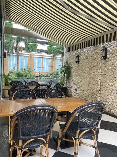 https://dgji3nicqfspr.cloudfront.net/KEBAYORAN_BARU/Restaurant/Melas_Dining__Lounge/Reviews/thumbnail/file_1706338343002.jpg