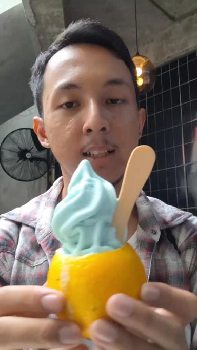 https://dgji3nicqfspr.cloudfront.net/KEBAYORAN_BARU/Restaurant/Papakibo_Ice_Cream__Pelaspas_Nipah/Reviews/22VID_Review_17196700799591754730157101523577-17DD7ED9028E3A7C_171967010368422_1719670104608.jpg