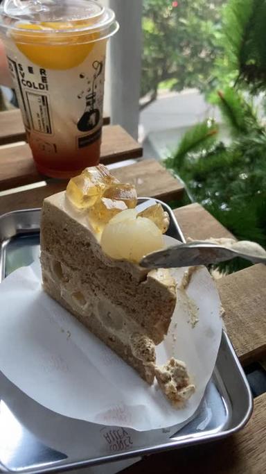 https://dgji3nicqfspr.cloudfront.net/KEBAYORAN_BARU/Restaurant/Scones_Alley_At_Kamaja_Jaksel/Reviews/22file_171553138989322_1715531390800.jpg