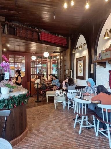 https://dgji3nicqfspr.cloudfront.net/KEBAYORAN_BARU/Restaurant/Scones_Alley_At_Kamaja_Jaksel/Reviews/thumbnail/IMG_Review_1712678994769_compressed2564931878102164206_1712678996711.jpg