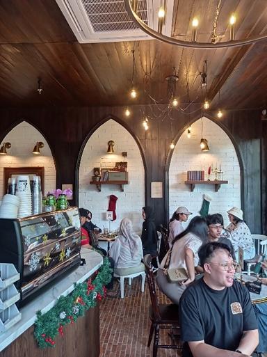 https://dgji3nicqfspr.cloudfront.net/KEBAYORAN_BARU/Restaurant/Scones_Alley_At_Kamaja_Jaksel/Reviews/thumbnail/IMG_Review_1712678999638_compressed25609903622602211_1712679001786.jpg