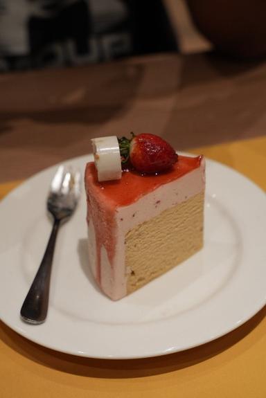 https://dgji3nicqfspr.cloudfront.net/KEBAYORAN_LAMA/Restaurant/La_Verre_Patisserie/Reviews/thumbnail/file_1707045612675.jpg