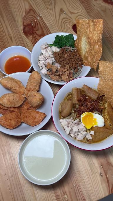 https://dgji3nicqfspr.cloudfront.net/KEBON_JERUK/Restaurant/Bakmi_Seru/Reviews/thumbnail/22file_171369439966722_1713694401463.jpg