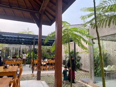 https://dgji3nicqfspr.cloudfront.net/KELAPA_DUA/Restaurant/Ayam_Panggang_Mbah_Mo_Tangerang/Reviews/thumbnail/file-17D6169844DF4BD3-thumb_1717585151470.jpg