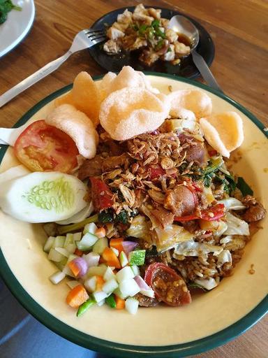 https://dgji3nicqfspr.cloudfront.net/KELAPA_DUA/Restaurant/Gerobak_Betawi_Gading_Serpong/Reviews/thumbnail/IMG_Review_1717602484459_compressed5444115321941136555-17D6265C6667ECF6-thumb_1717602486694.jpg