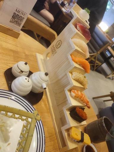 https://dgji3nicqfspr.cloudfront.net/KELAPA_GADING/Japanese_Restaurant/Sushi_Hiro__Kelapa_Gading/Reviews/thumbnail/IMG_Review_1721920252314_compressed2538265993431838761-17E57D59203F1018-thumb_1721920254670.jpg