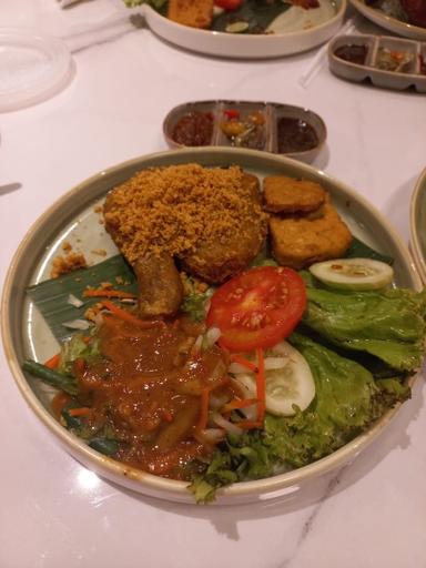 https://dgji3nicqfspr.cloudfront.net/KELAPA_GADING/Restaurant/Akibat_Bebek_Muda_Sedayu/Reviews/thumbnail/file_1713452516404.jpg