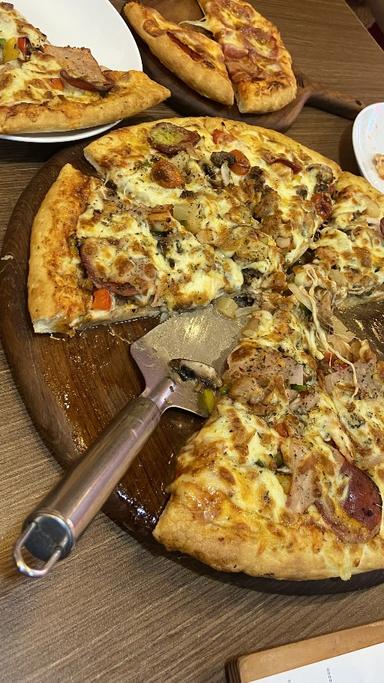 https://dgji3nicqfspr.cloudfront.net/KELAPA_GADING/Restaurant/Us_Pizza__Kelapa_Gading/Reviews/thumbnail/file_1704029561327.jpg