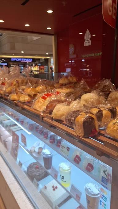 https://dgji3nicqfspr.cloudfront.net/KEMBANGAN/Bakery/Breadlife/Reviews/22VID_Review_17260501108224603140329897219372-17F4296FFA42FFE1_172605011837022_1726050119367.jpg