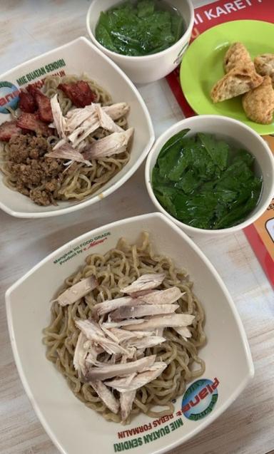 https://dgji3nicqfspr.cloudfront.net/KEMBANGAN/Restaurant/Bakmi_Karet_Planet/Reviews/thumbnail/IMG_Review_1713925484863_compressed784658410289832398_1713925485201.jpg