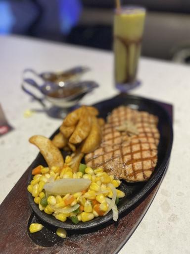 https://dgji3nicqfspr.cloudfront.net/KEMBANGAN/Restaurant/Steak_21__Lippo_Mall_Puri/Reviews/thumbnail/file_1709798495348.jpg