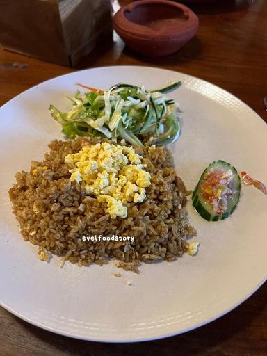 https://dgji3nicqfspr.cloudfront.net/KUTA/Restaurant/MadeS_Warung/Reviews/thumbnail/file-1803F5CB1E18889A-thumb_1730496934932.jpg