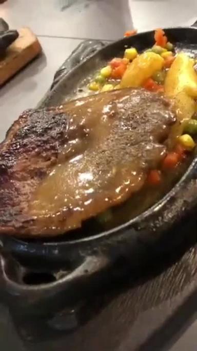 https://dgji3nicqfspr.cloudfront.net/MATRAMAN/Restaurant/Waroeng_Steak__Shake__Utan_Kayu_Raya_Jakarta/Reviews/22VID_Review_17162127823746812027198282198791_171621278571422_1716212786347.jpg