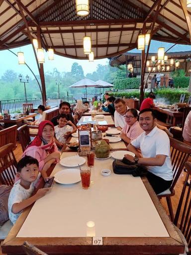 https://dgji3nicqfspr.cloudfront.net/MEGAMENDUNG/Restaurant/Talaga_Sampireun__Bogor/Reviews/thumbnail/uploadsuploads-thumb_1715264994940.jpg