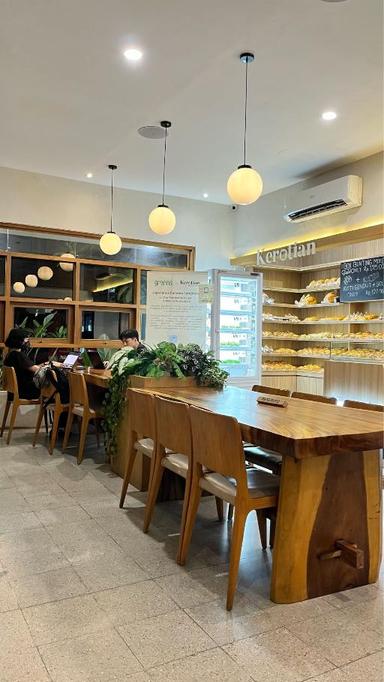 https://dgji3nicqfspr.cloudfront.net/MENTENG/Bakery/By_Roti_Eneng/Reviews/thumbnail/file-18051BC81C27345C-thumb_1730820178435.jpg