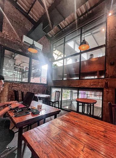 https://dgji3nicqfspr.cloudfront.net/MENTENG/Cafe/Anomali_Coffee__Menteng/Reviews/thumbnail/file-17E86D1E6CB6C687-thumb_1722746835350.jpg