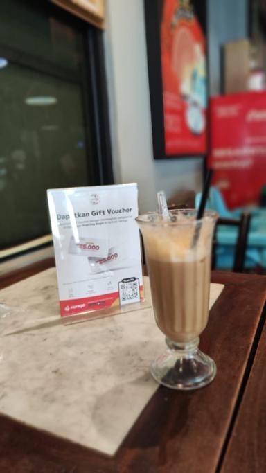 https://dgji3nicqfspr.cloudfront.net/MENTENG/Cafe/Kopi_Oey/Reviews/thumbnail/IMG_Review_1706515719507_compressed5517447336480051460_1706515721010.jpg