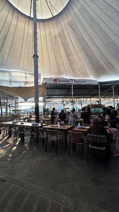 https://dgji3nicqfspr.cloudfront.net/PADEMANGAN/Restaurant/Bandar_Djakarta__Ancol/Reviews/thumbnail/file_1711811499482.jpg