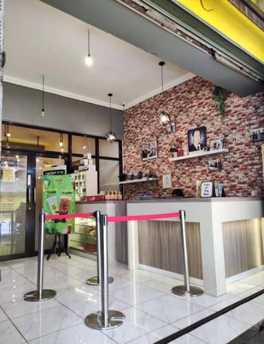 https://dgji3nicqfspr.cloudfront.net/PEKALIPAN/Restaurant/Mie_Colot_Cirebon/Reviews/thumbnail/IMG_Review_1717838738312_compressed5822575919677650352-17D6FD3B7A93BA02-thumb_1717838740078.jpg