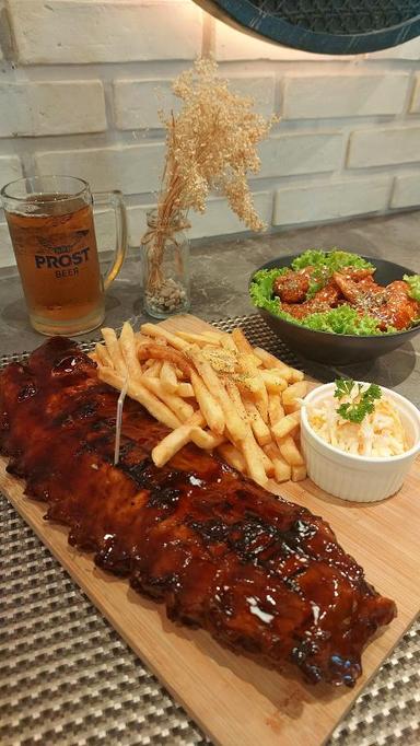 https://dgji3nicqfspr.cloudfront.net/PENJARINGAN/Bar/Howdy_Grillhouse__Pik/Reviews/thumbnail/uploadsuploads-thumb_1714804275217.jpg