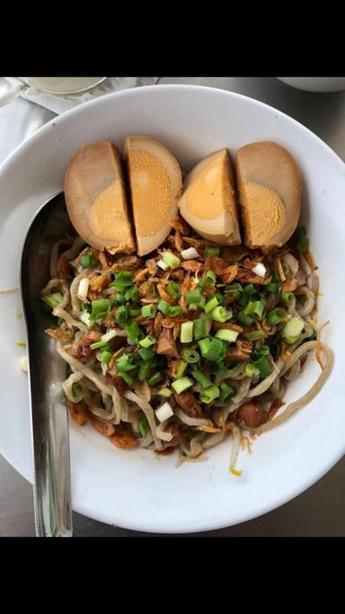 https://dgji3nicqfspr.cloudfront.net/PENJARINGAN/Chinese_Restaurant/Bakmi_Lamlo/Reviews/thumbnail/uploadsuploads-thumb_1715158194220.jpg