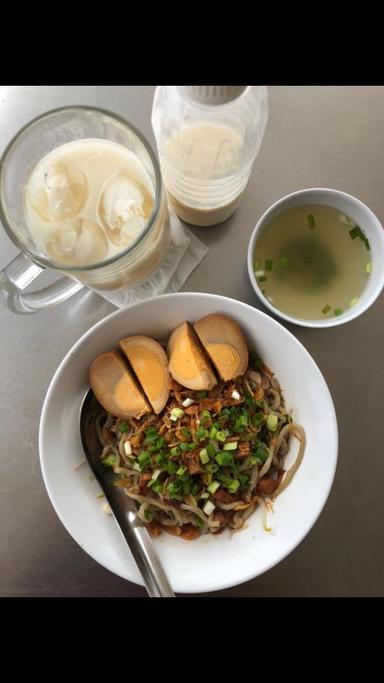 https://dgji3nicqfspr.cloudfront.net/PENJARINGAN/Chinese_Restaurant/Bakmi_Lamlo/Reviews/thumbnail/uploadsuploads-thumb_1715158195636.jpg