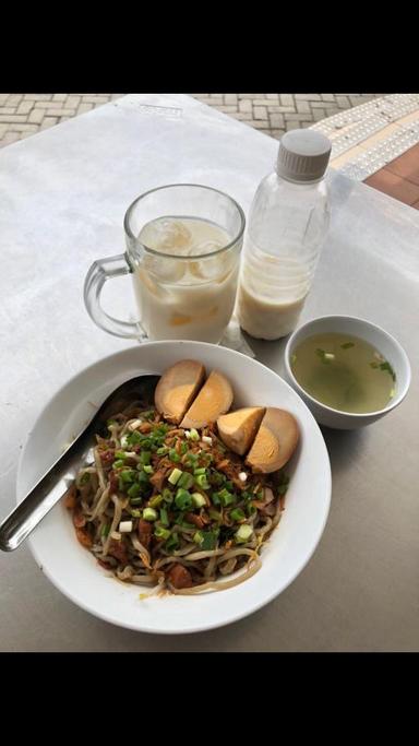 https://dgji3nicqfspr.cloudfront.net/PENJARINGAN/Chinese_Restaurant/Bakmi_Lamlo/Reviews/thumbnail/uploadsuploads-thumb_1715158198502.jpg