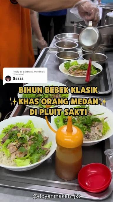 https://dgji3nicqfspr.cloudfront.net/PENJARINGAN/Chinese_Restaurant/Bihun_Bebek_75/Reviews/thumbnail/1AXp8hOwAb4EGGx5dzXQhh5dnVq7igwrr-0.jpg