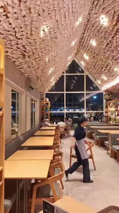 https://dgji3nicqfspr.cloudfront.net/PENJARINGAN/Japanese_Restaurant/Sushi_Hiro__Batavia_Cove_PIK/Reviews/22VID_Review_17263172620716720428441659486046-17F51C68F0DDE242_172631726948122_1726317270069.jpg