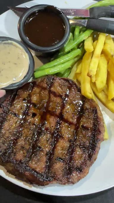 https://dgji3nicqfspr.cloudfront.net/PENJARINGAN/Restaurant/Meat_A_Meat/Reviews/22file-17E9755E2242C869_172303738014422_1723037381643.jpg