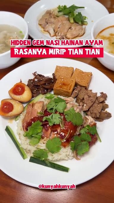 https://dgji3nicqfspr.cloudfront.net/PENJARINGAN/Restaurant/Rv_Chicken_Rice/Reviews/thumbnail/1z_zTT_39QyWmkMHUhEimFDpfv2kPMYWV-0.jpg