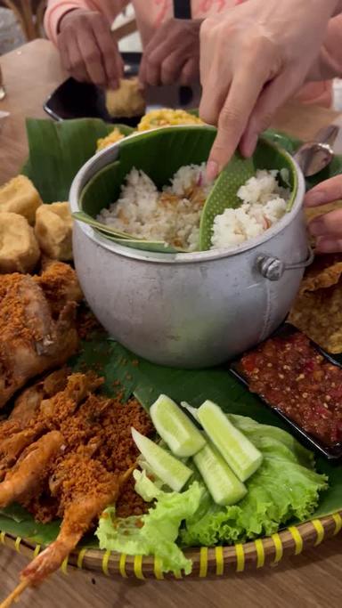 https://dgji3nicqfspr.cloudfront.net/PINANG/Restaurant/Kampung_Kecil_Cipondoh/Reviews/22file-17EEDA3AB8EDBAD9_172455565407622_1724555655720.jpg