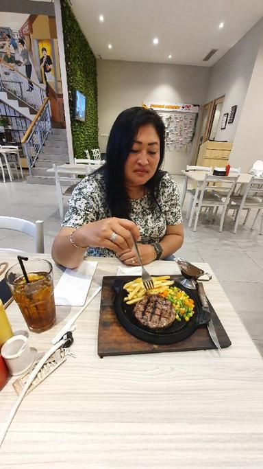 https://dgji3nicqfspr.cloudfront.net/PONDOKGEDE/Restaurant/Ono_Steak_Jatiwaringin/Reviews/thumbnail/uploadsuploads-thumb_1715776670930.jpg