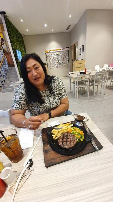 https://dgji3nicqfspr.cloudfront.net/PONDOKGEDE/Restaurant/Ono_Steak_Jatiwaringin/Reviews/thumbnail/uploadsuploads-thumb_1715776671876.jpg