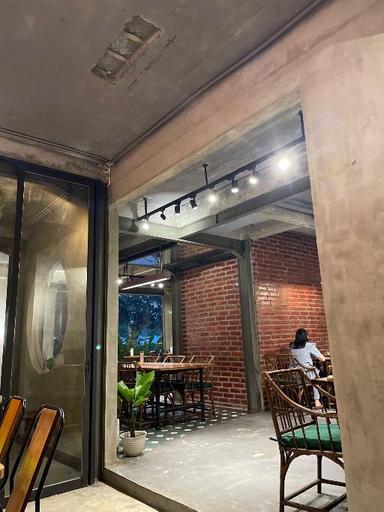 https://dgji3nicqfspr.cloudfront.net/PONDOK_AREN/Cafe/Strangers_Reunion_Coffee/Reviews/thumbnail/file-17D7ED85771BD1EF-thumb_1718102940806.jpg