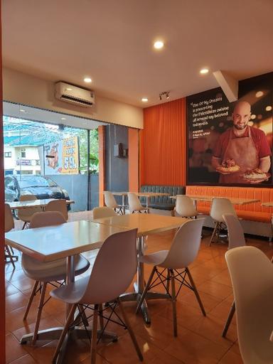 https://dgji3nicqfspr.cloudfront.net/PONDOK_AREN/Restaurant/EmadoS_Shawarma_Sekbil/Reviews/thumbnail/IMG_Review_1710982192016_compressed6790727718436657163_1710982193636.jpg