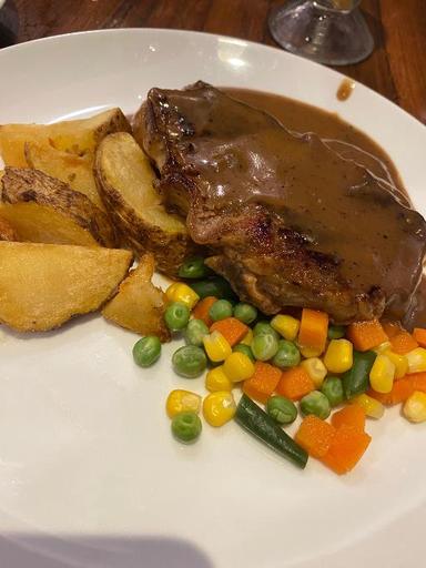 https://dgji3nicqfspr.cloudfront.net/SAWAH_BESAR/Restaurant/Joni_Steak/Reviews/thumbnail/file-17F48BA0B43F57ED-thumb_1726158080208.jpg